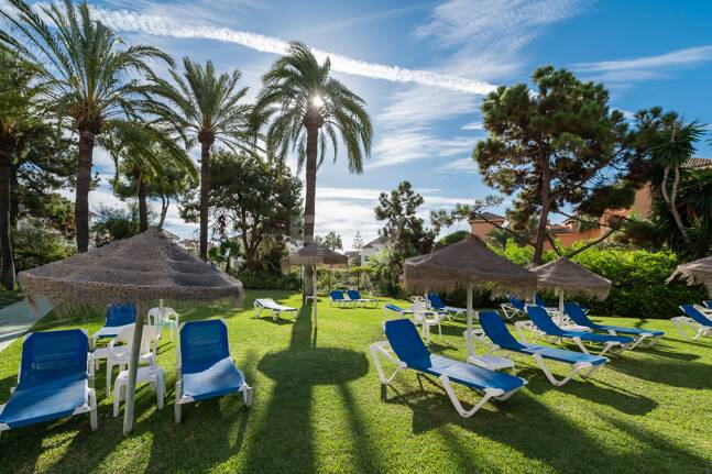 Exklusives Studio auf der Strandseite von Elviria mit Panoramablick aufs Meer und unschlagbarer Lage für Ferienvermietung. Verfügbar ab Juni 2026