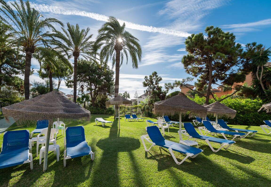 Exklusives Studio auf der Strandseite von Elviria mit Panoramablick aufs Meer und unschlagbarer Lage für Ferienvermietung. Verfügbar ab Juni 2026