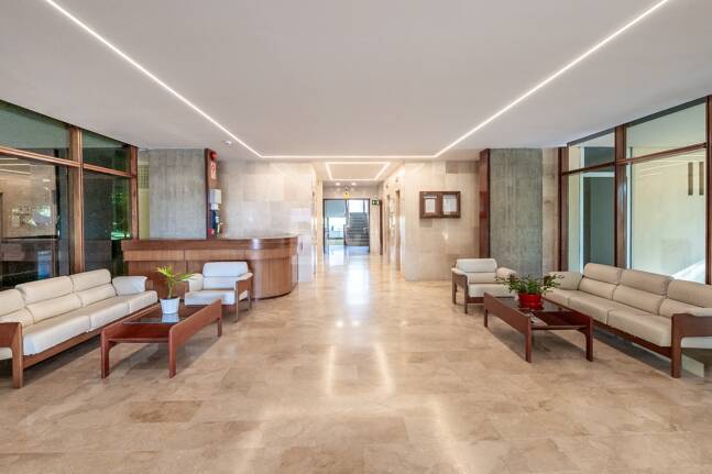 Exklusives Studio auf der Strandseite von Elviria mit Panoramablick aufs Meer und unschlagbarer Lage für Ferienvermietung. Verfügbar ab Juni 2026