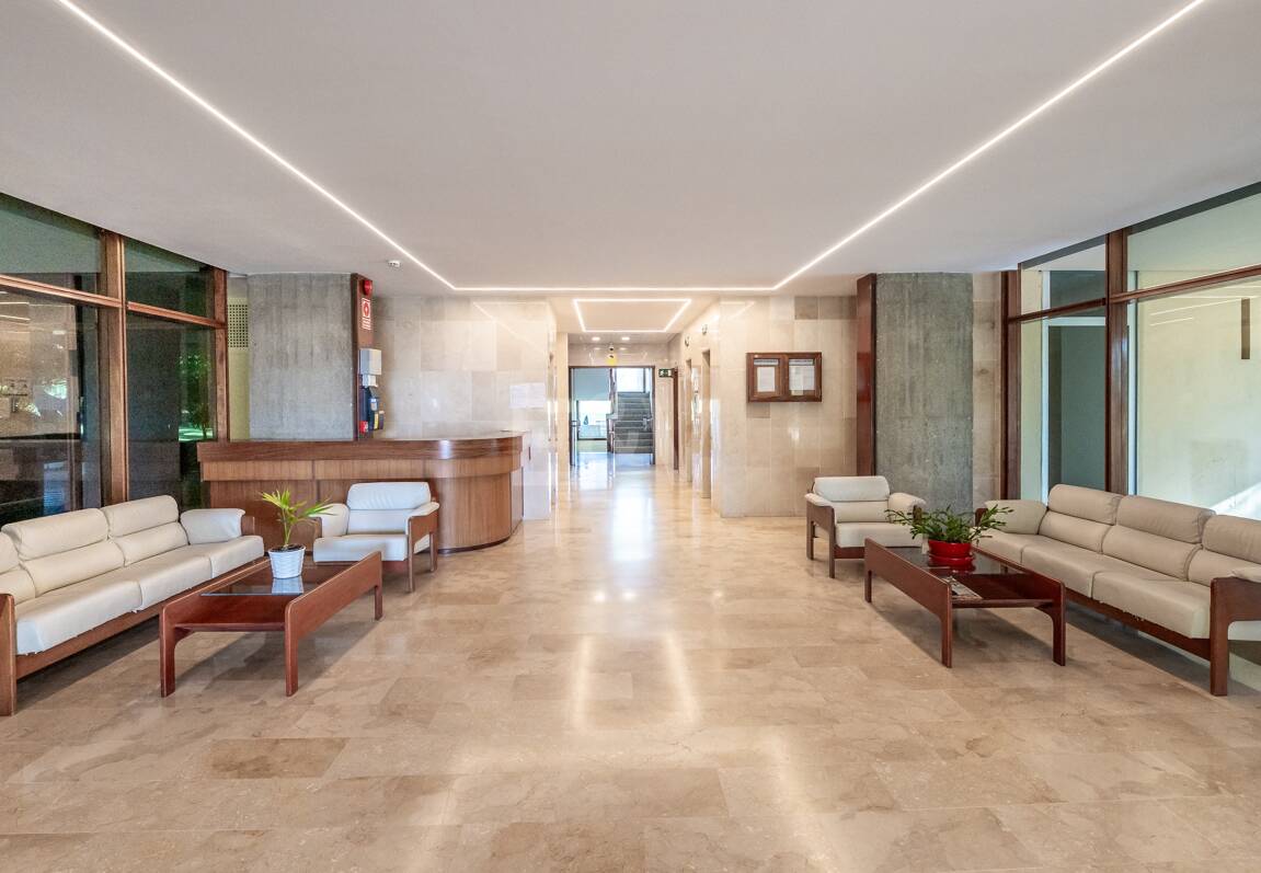 Exklusives Studio auf der Strandseite von Elviria mit Panoramablick aufs Meer und unschlagbarer Lage für Ferienvermietung. Verfügbar ab Juni 2026