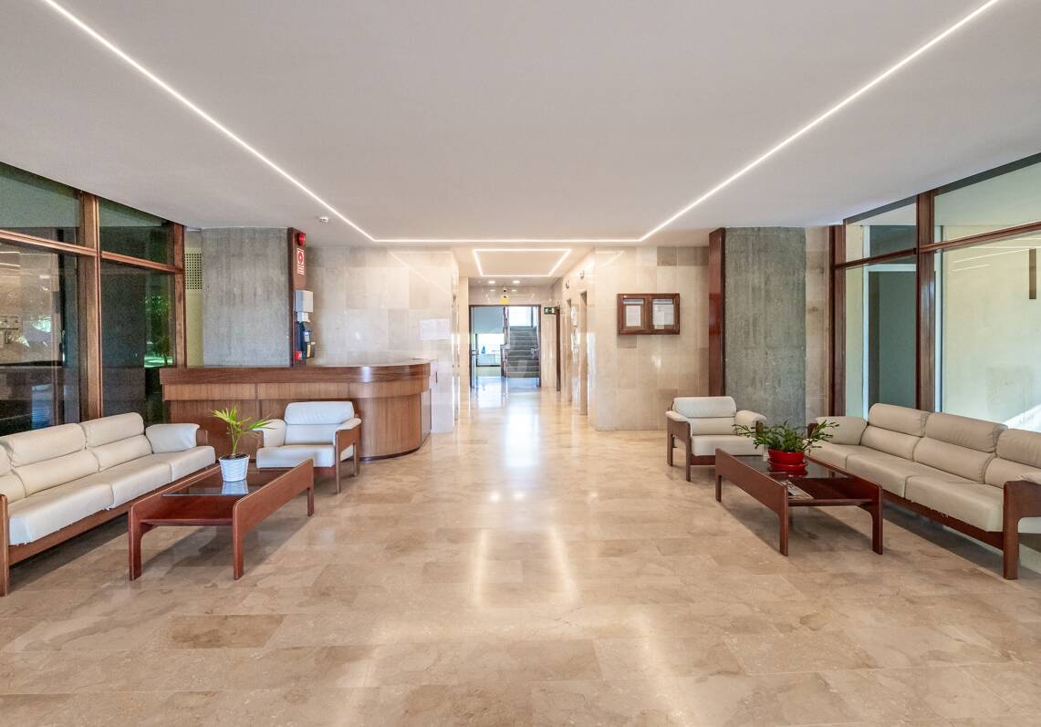 Estudio exclusivo junto a la playa de Elviria con vistas al mar. Ubicación inmejorable.
