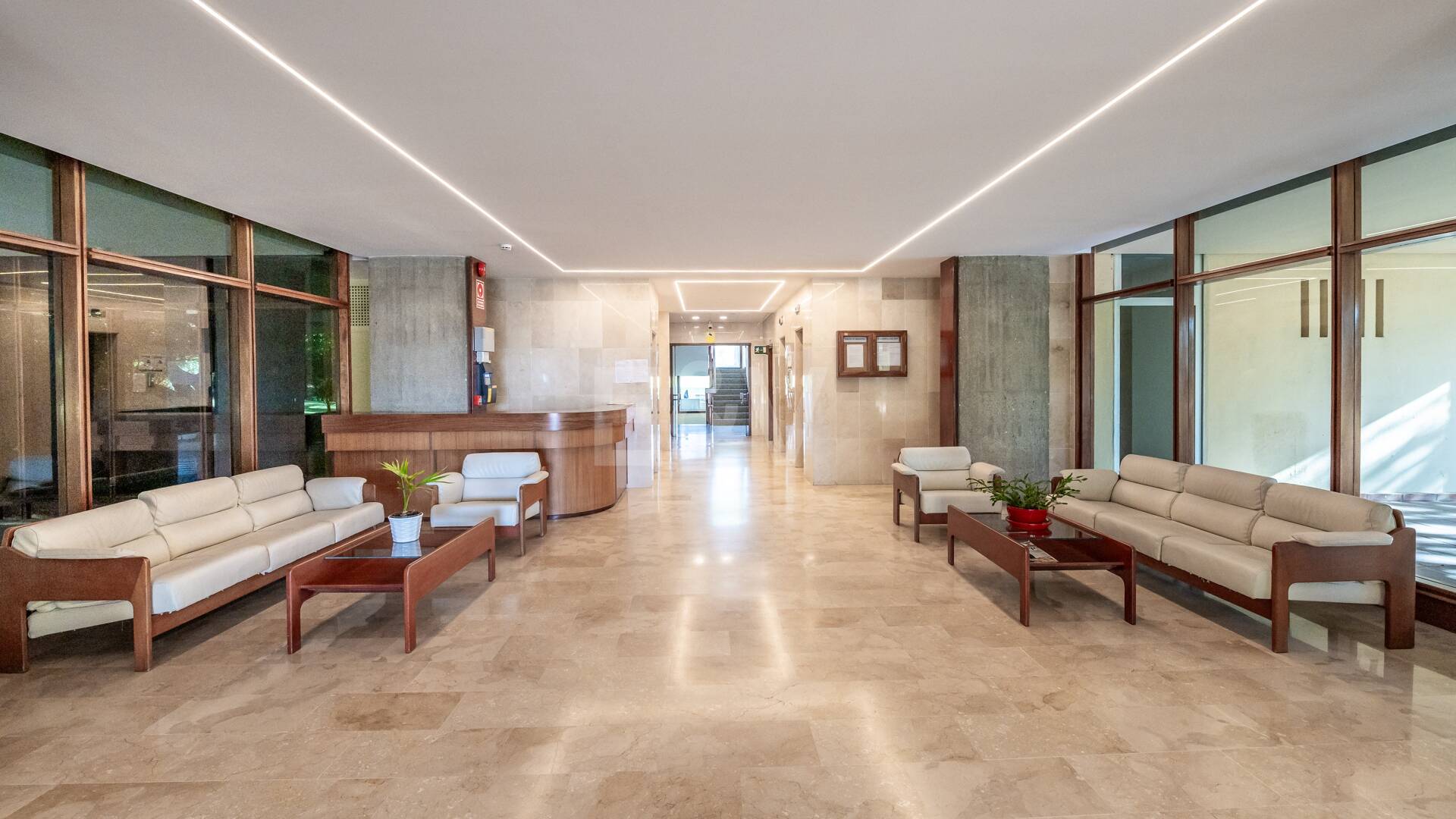 Exklusives Studio auf der Strandseite von Elviria mit Panoramablick aufs Meer und unschlagbarer Lage für Ferienvermietung. Verfügbar ab Juni 2026