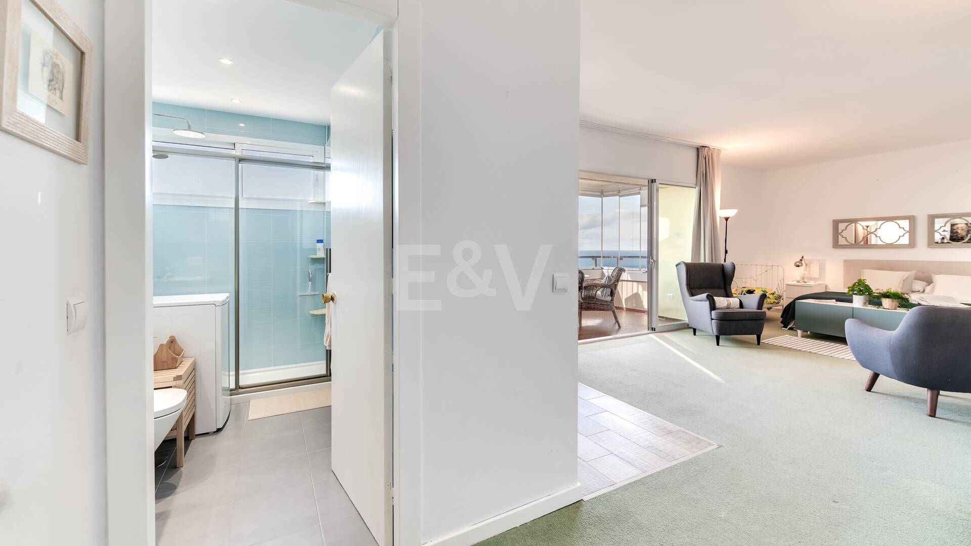 Exklusives Studio auf der Strandseite von Elviria mit Panoramablick aufs Meer und unschlagbarer Lage für Ferienvermietung. Verfügbar ab Juni 2026