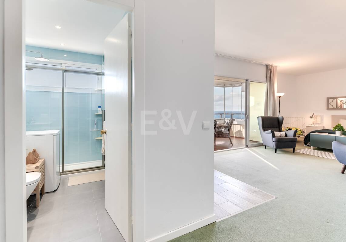 Estudio exclusivo junto a la playa de Elviria con vistas al mar. Ubicación inmejorable.