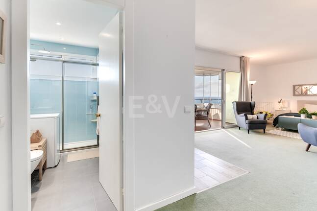 Exklusives Studio auf der Strandseite von Elviria mit Panoramablick aufs Meer und unschlagbarer Lage für Ferienvermietung. Verfügbar ab Juni 2026