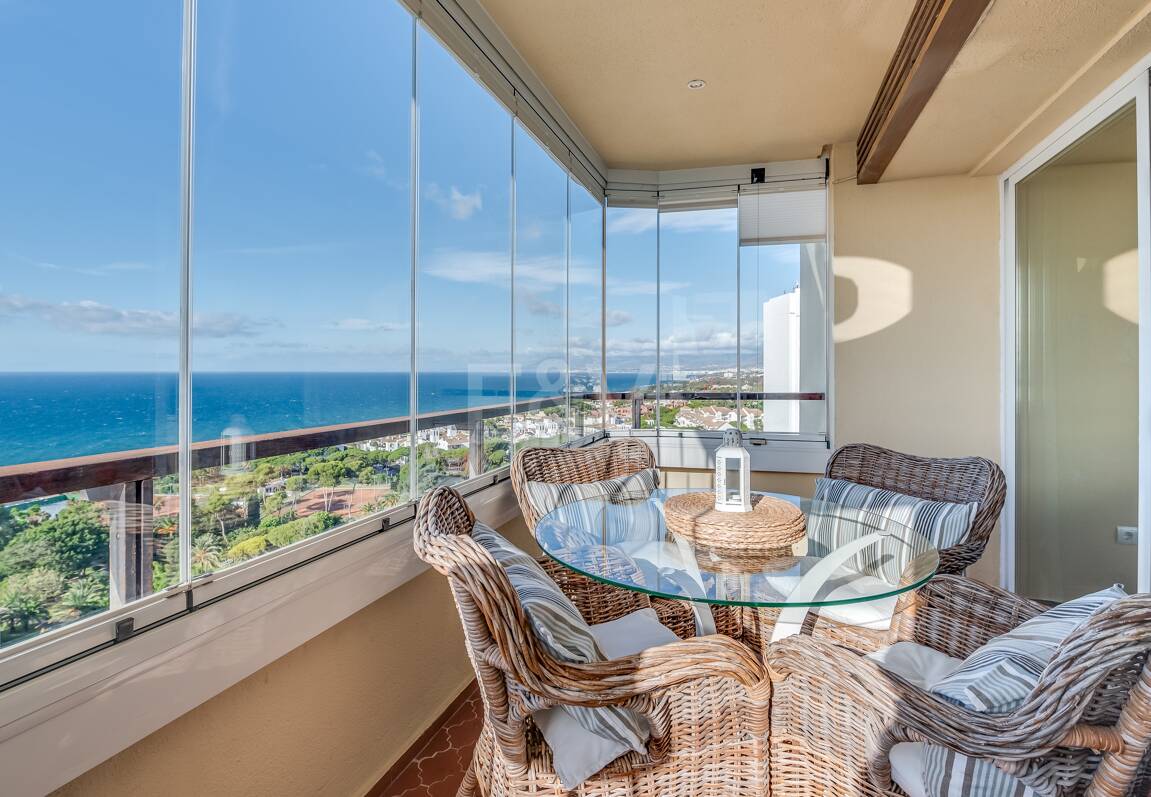 Exklusives Studio auf der Strandseite von Elviria mit Panoramablick aufs Meer und unschlagbarer Lage für Ferienvermietung. Verfügbar ab Juni 2026