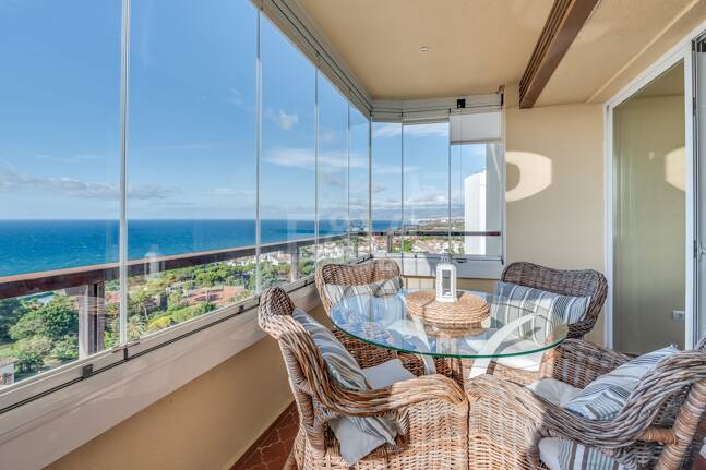 Exklusives Studio auf der Strandseite von Elviria mit Panoramablick aufs Meer und unschlagbarer Lage für Ferienvermietung. Verfügbar ab Juni 2026