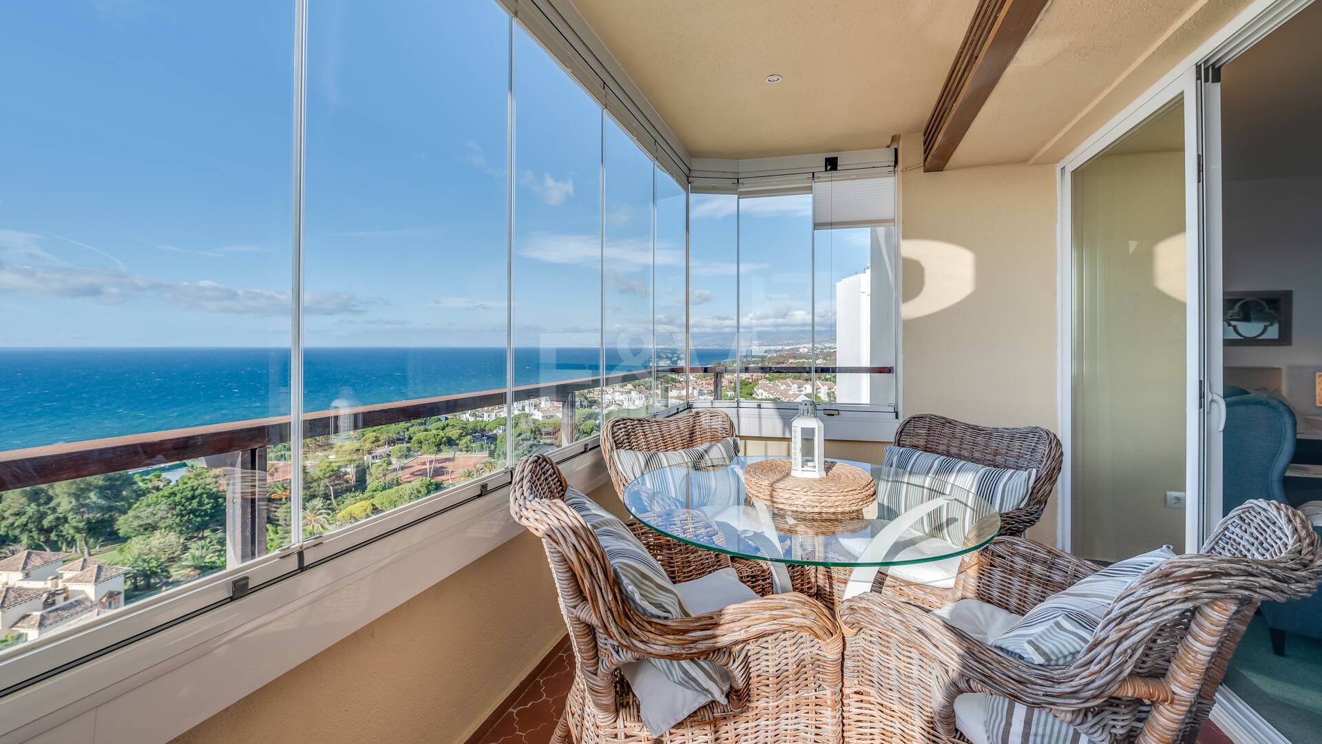 Exklusives Studio auf der Strandseite von Elviria mit Panoramablick aufs Meer und unschlagbarer Lage für Ferienvermietung. Verfügbar ab Juni 2026