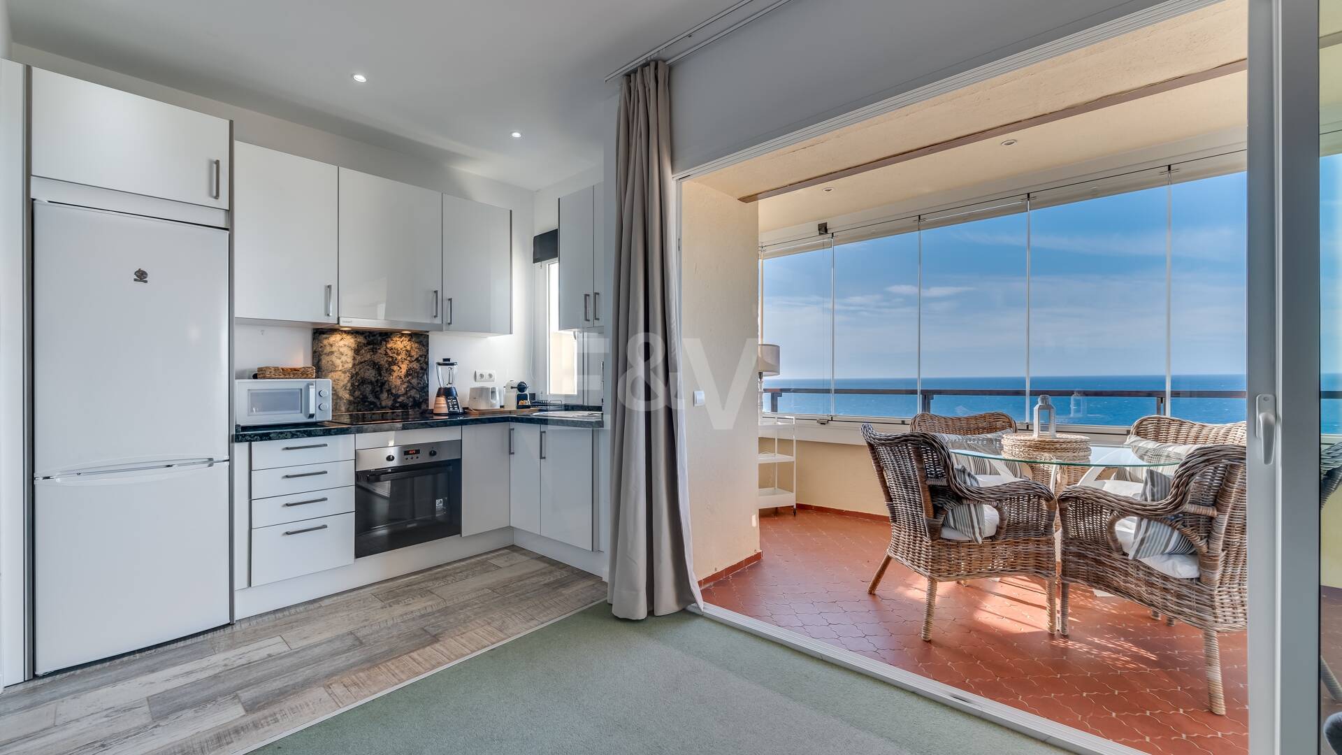 Exklusives Studio auf der Strandseite von Elviria mit Panoramablick aufs Meer und unschlagbarer Lage für Ferienvermietung. Verfügbar ab Juni 2026