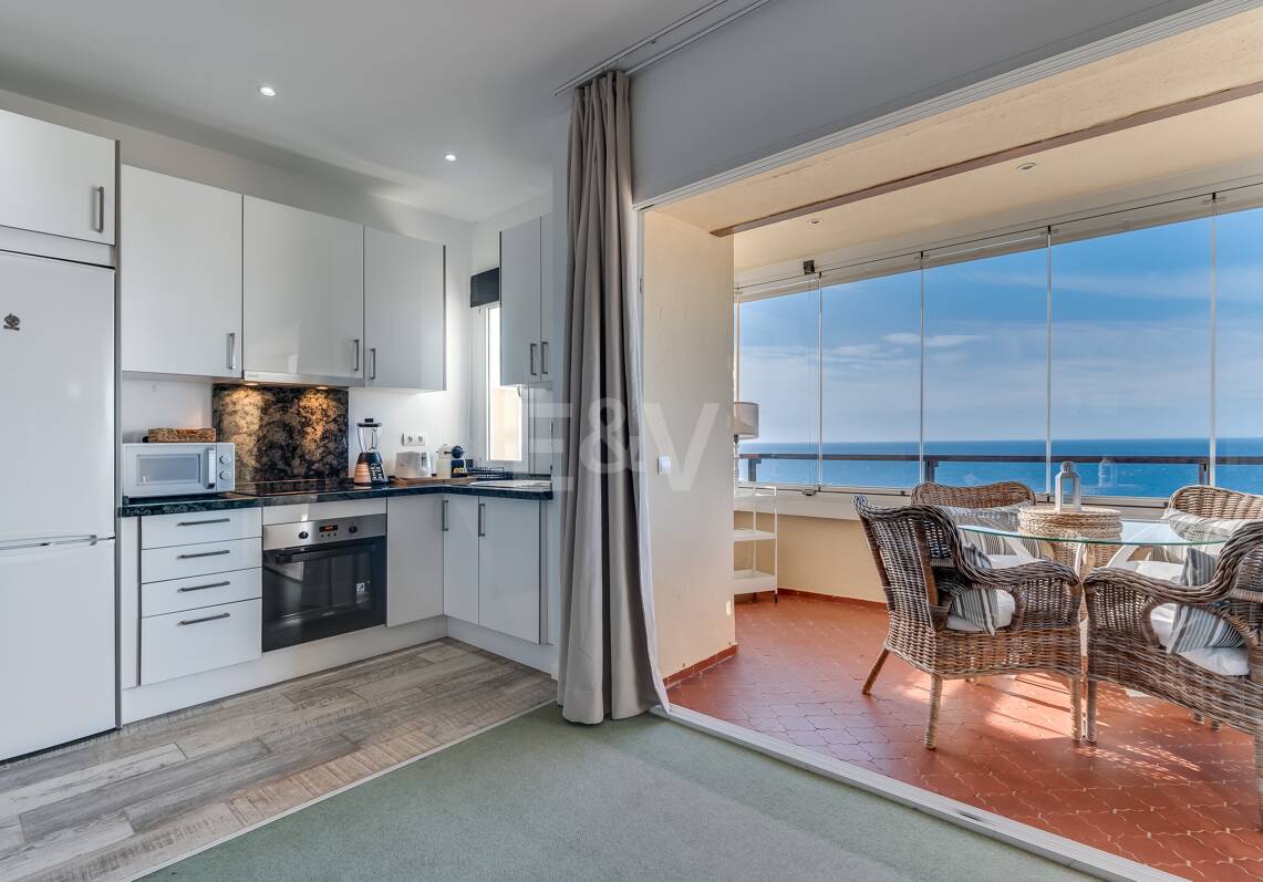 Estudio exclusivo junto a la playa de Elviria con vistas al mar. Ubicación inmejorable.