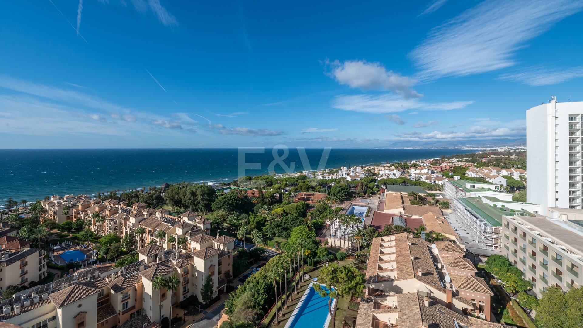 Exklusives Studio auf der Strandseite von Elviria mit Panoramablick aufs Meer und unschlagbarer Lage für Ferienvermietung. Verfügbar ab Juni 2026