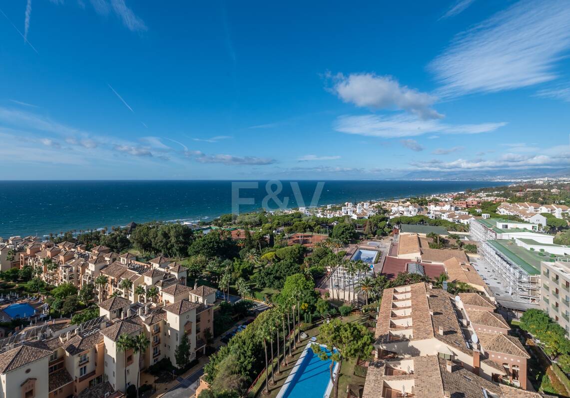 Estudio exclusivo junto a la playa de Elviria con vistas al mar. Ubicación inmejorable.