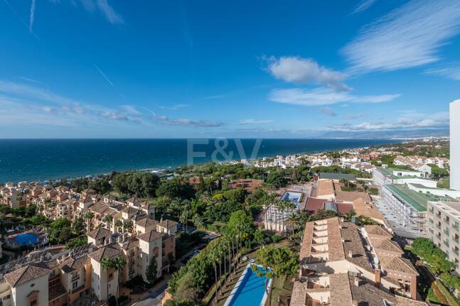 Exklusives Studio auf der Strandseite von Elviria mit Panoramablick aufs Meer und unschlagbarer Lage für Ferienvermietung. Verfügbar ab Juni 2026