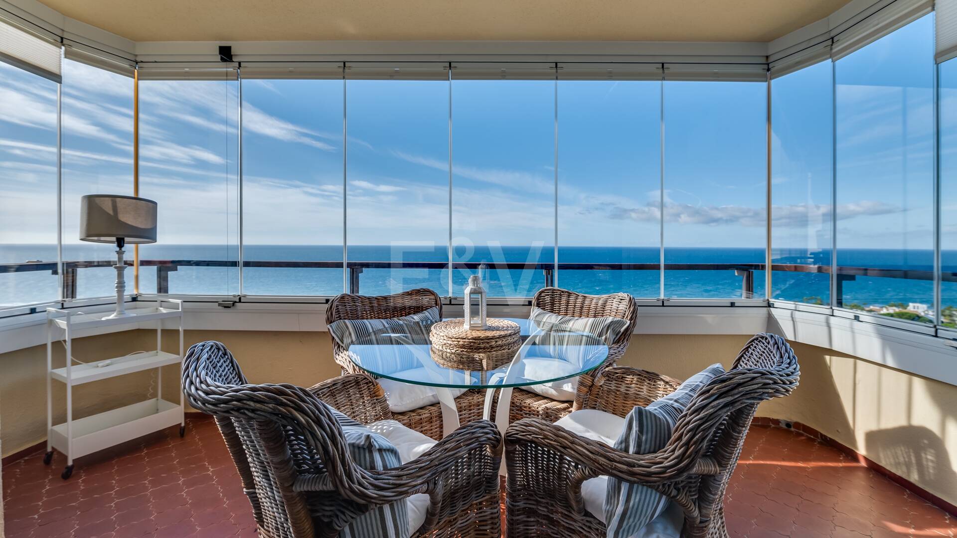 Exklusives Studio auf der Strandseite von Elviria mit Panoramablick aufs Meer und unschlagbarer Lage für Ferienvermietung. Verfügbar ab Juni 2026