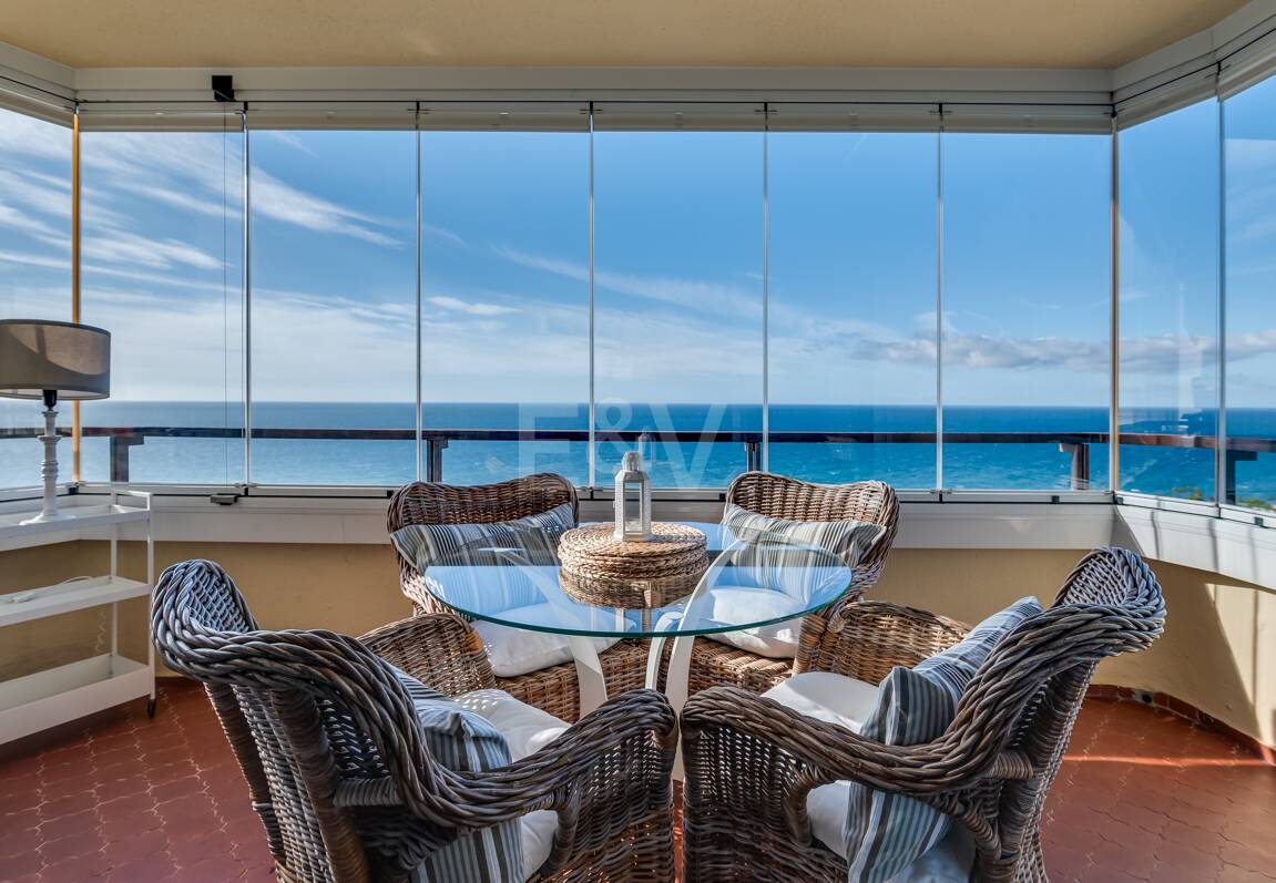 Exklusives Studio auf der Strandseite von Elviria mit Panoramablick aufs Meer und unschlagbarer Lage für Ferienvermietung. Verfügbar ab Juni 2026