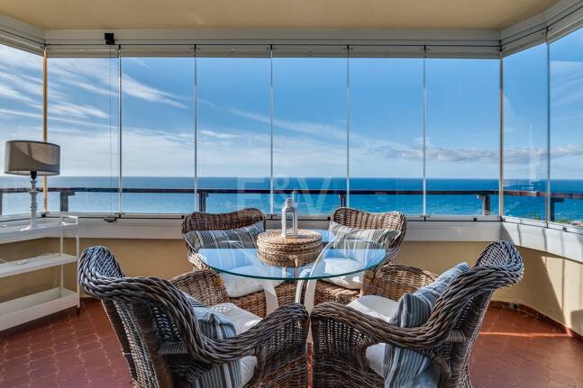 Exklusives Studio auf der Strandseite von Elviria mit Panoramablick aufs Meer und unschlagbarer Lage für Ferienvermietung. Verfügbar ab Juni 2026