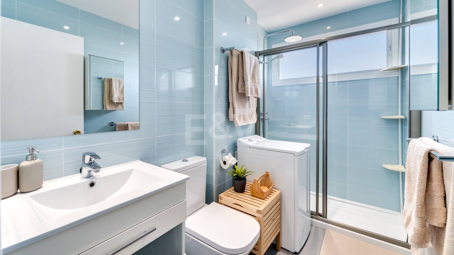 Exklusives Studio auf der Strandseite von Elviria mit Panoramablick aufs Meer und unschlagbarer Lage für Ferienvermietung. Verfügbar ab Juni 2026