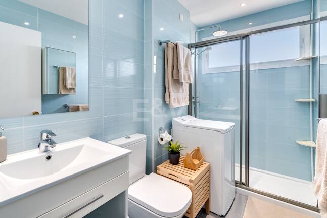 Exklusives Studio auf der Strandseite von Elviria mit Panoramablick aufs Meer und unschlagbarer Lage für Ferienvermietung. Verfügbar ab Juni 2026