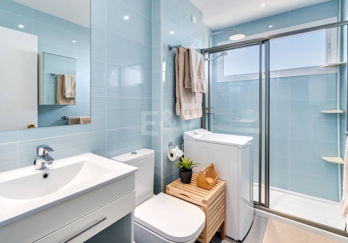 Estudio exclusivo junto a la playa de Elviria con vistas al mar. Ubicación inmejorable.