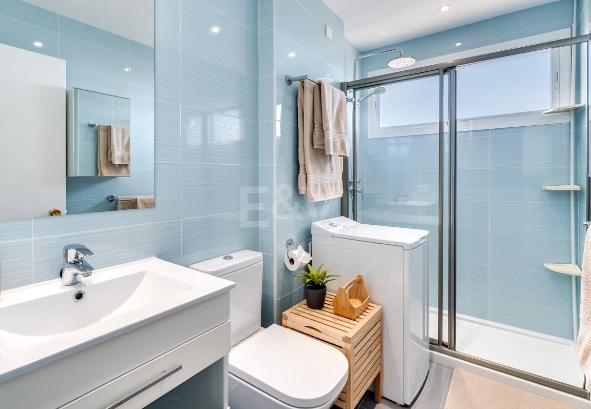 Exklusives Studio auf der Strandseite von Elviria mit Panoramablick aufs Meer und unschlagbarer Lage für Ferienvermietung. Verfügbar ab Juni 2026