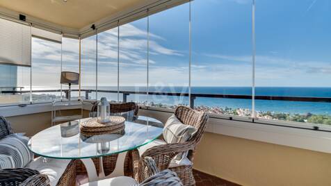 Exklusives Studio auf der Strandseite von Elviria mit Panoramablick aufs Meer und unschlagbarer Lage für Ferienvermietung. Verfügbar ab Juni 2026