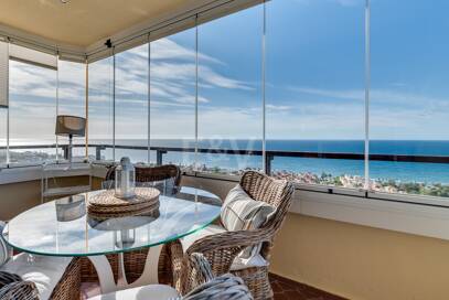 Exklusives Studio auf der Strandseite von Elviria mit Panoramablick aufs Meer und unschlagbarer Lage für Ferienvermietung. Verfügbar ab Juni 2026