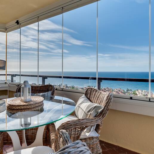 Exklusives Studio auf der Strandseite von Elviria mit Panoramablick aufs Meer und unschlagbarer Lage für Ferienvermietung. Verfügbar ab Juni 2026