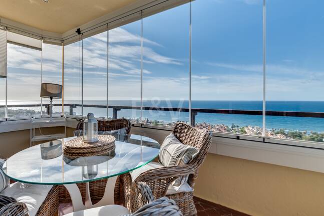 Exklusives Studio auf der Strandseite von Elviria mit Panoramablick aufs Meer und unschlagbarer Lage für Ferienvermietung. Verfügbar ab Juni 2026