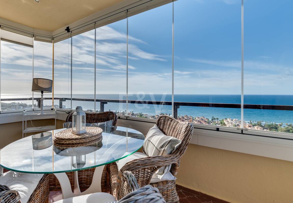 Exklusives Studio auf der Strandseite von Elviria mit Panoramablick aufs Meer und unschlagbarer Lage für Ferienvermietung. Verfügbar ab Juni 2026