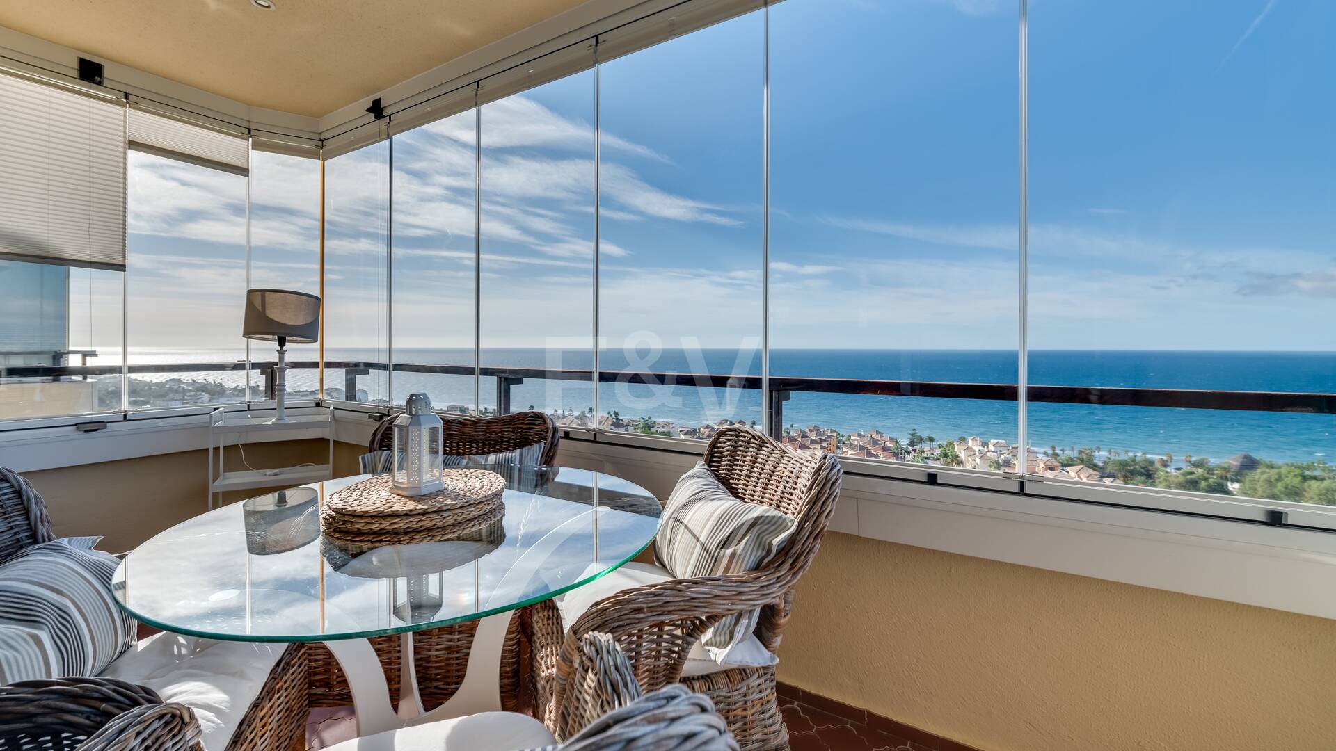 Exklusives Studio auf der Strandseite von Elviria mit Panoramablick aufs Meer und unschlagbarer Lage für Ferienvermietung. Verfügbar ab Juni 2026