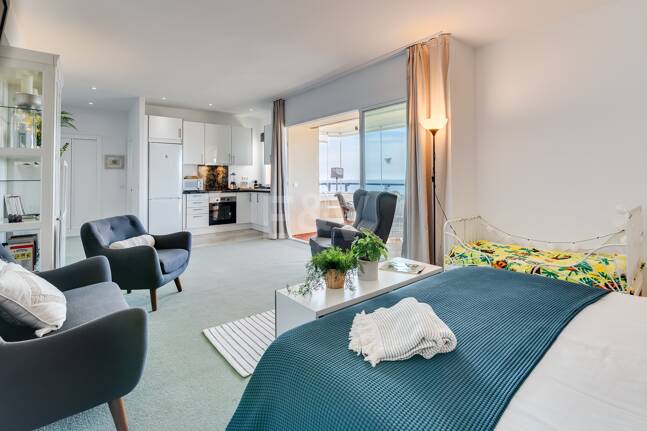 Exklusives Studio auf der Strandseite von Elviria mit Panoramablick aufs Meer und unschlagbarer Lage für Ferienvermietung. Verfügbar ab Juni 2026