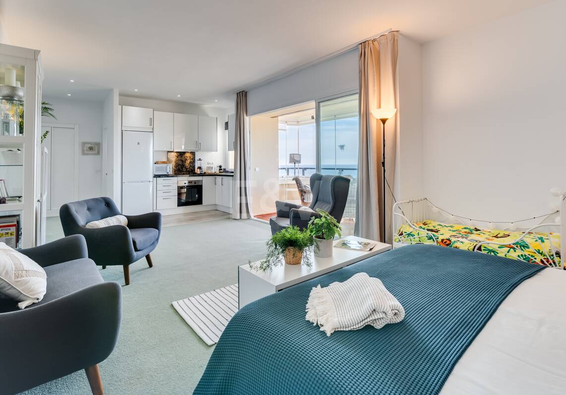 Estudio exclusivo junto a la playa de Elviria con vistas al mar. Ubicación inmejorable.