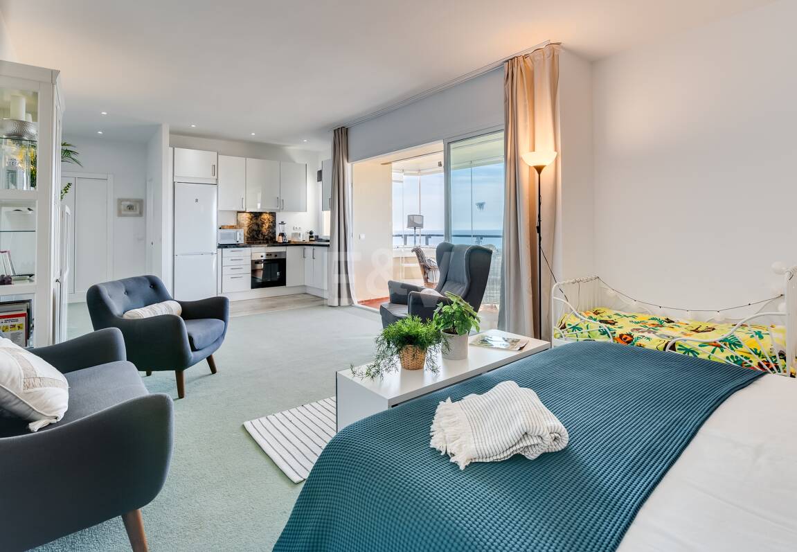 Exklusives Studio auf der Strandseite von Elviria mit Panoramablick aufs Meer und unschlagbarer Lage für Ferienvermietung. Verfügbar ab Juni 2026