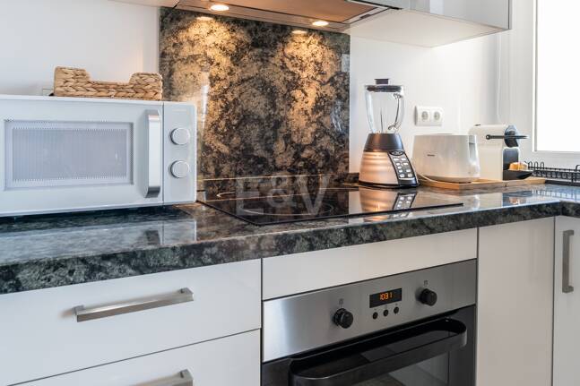 Exklusives Studio auf der Strandseite von Elviria mit Panoramablick aufs Meer und unschlagbarer Lage für Ferienvermietung. Verfügbar ab Juni 2026