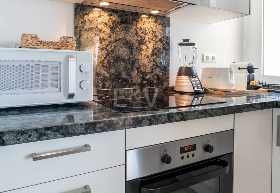 Exklusives Studio auf der Strandseite von Elviria mit Panoramablick aufs Meer und unschlagbarer Lage für Ferienvermietung. Verfügbar ab Juni 2026