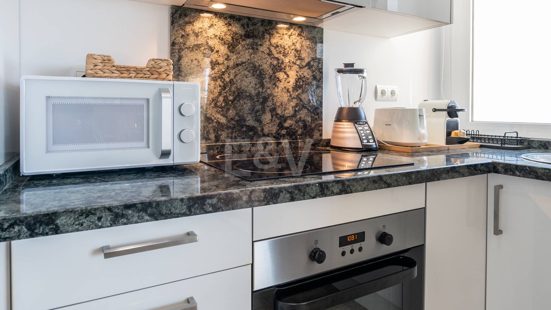 Exklusives Studio auf der Strandseite von Elviria mit Panoramablick aufs Meer und unschlagbarer Lage für Ferienvermietung. Verfügbar ab Juni 2026