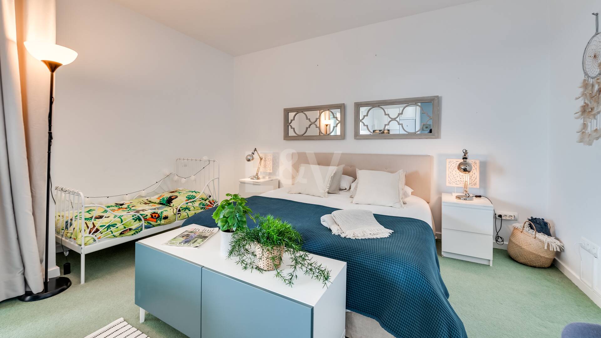 Exklusives Studio auf der Strandseite von Elviria mit Panoramablick aufs Meer und unschlagbarer Lage für Ferienvermietung. Verfügbar ab Juni 2026