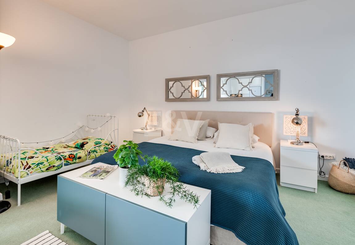 Exklusives Studio auf der Strandseite von Elviria mit Panoramablick aufs Meer und unschlagbarer Lage für Ferienvermietung. Verfügbar ab Juni 2026