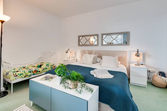 Exklusives Studio auf der Strandseite von Elviria mit Panoramablick aufs Meer und unschlagbarer Lage für Ferienvermietung. Verfügbar ab Juni 2026