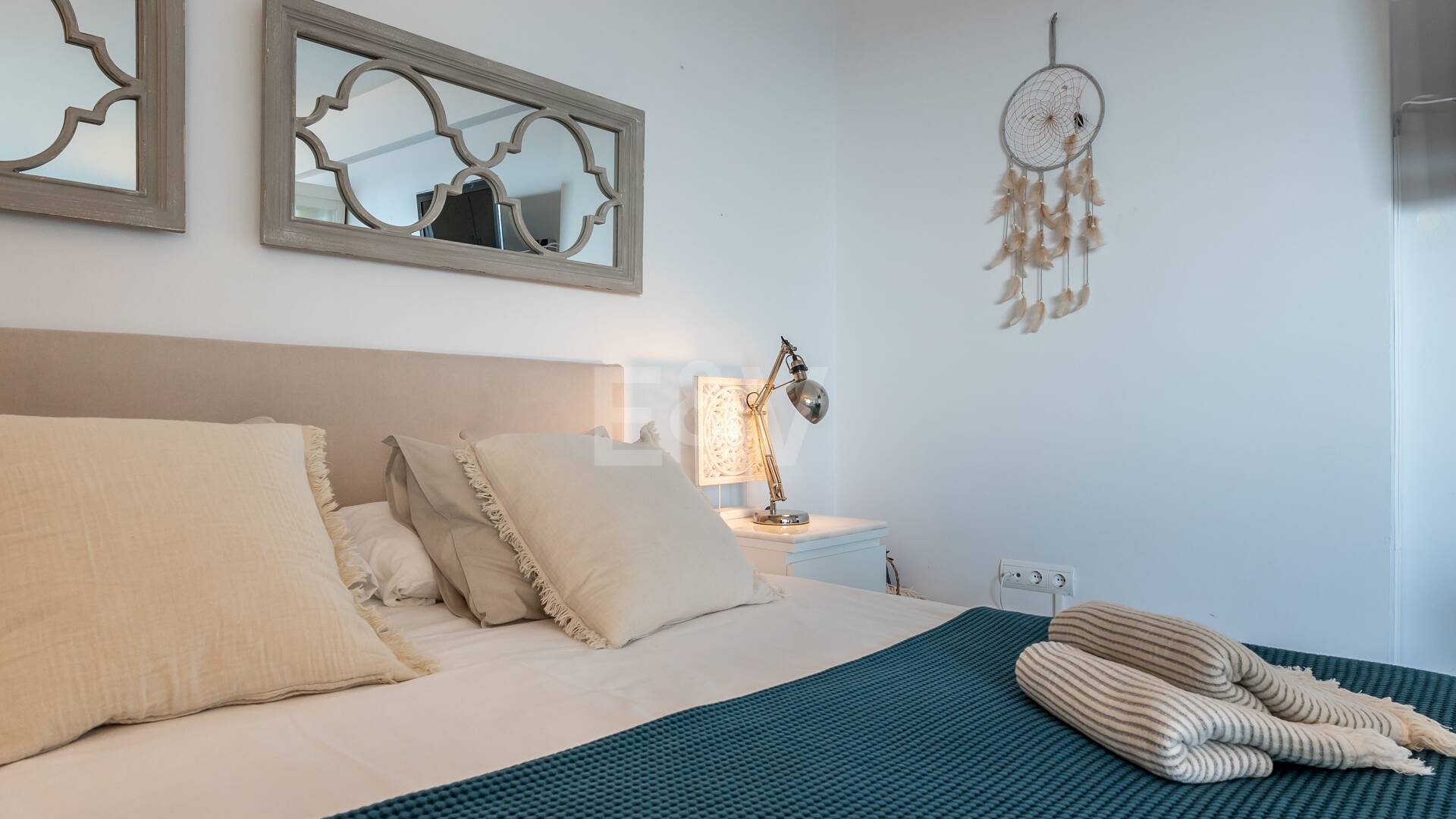 Exklusives Studio auf der Strandseite von Elviria mit Panoramablick aufs Meer und unschlagbarer Lage für Ferienvermietung. Verfügbar ab Juni 2026