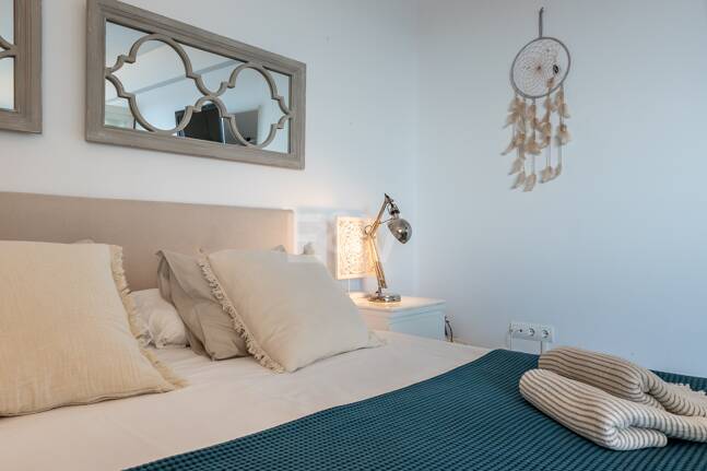 Exklusives Studio auf der Strandseite von Elviria mit Panoramablick aufs Meer und unschlagbarer Lage für Ferienvermietung. Verfügbar ab Juni 2026