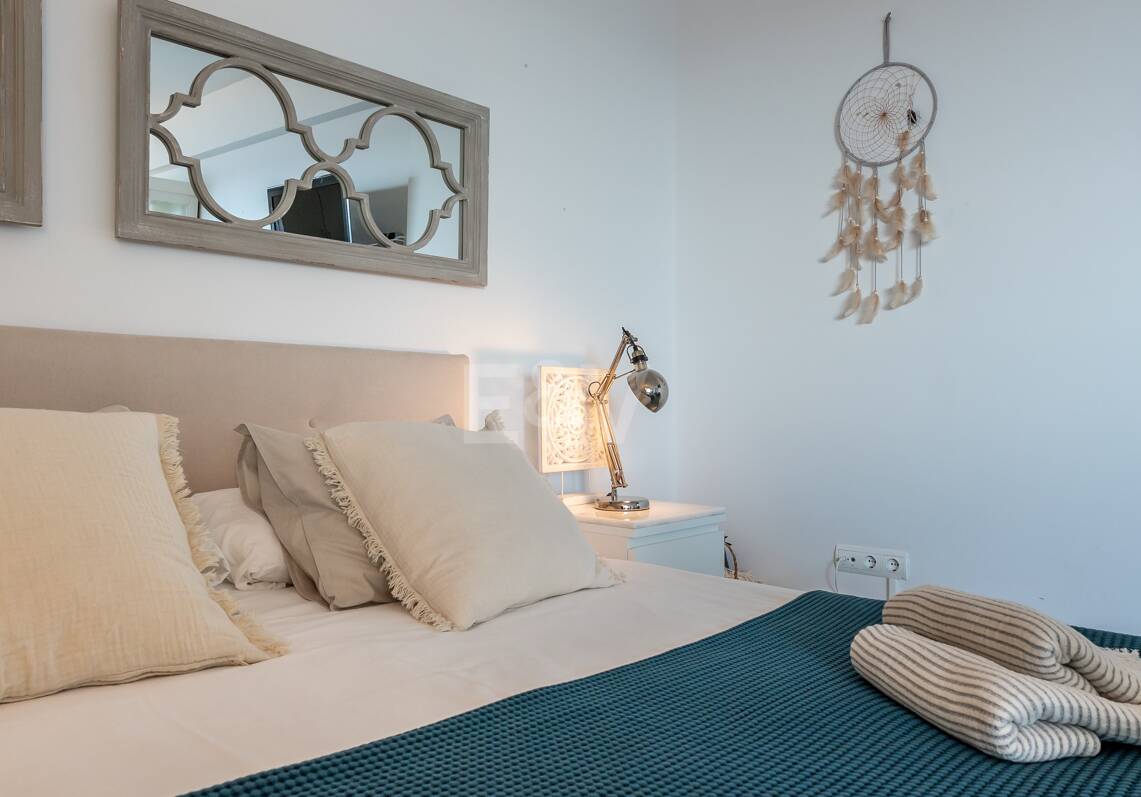 Estudio exclusivo junto a la playa de Elviria con vistas al mar. Ubicación inmejorable.