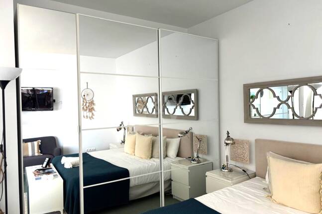 Exklusives Studio auf der Strandseite von Elviria mit Panoramablick aufs Meer und unschlagbarer Lage für Ferienvermietung. Verfügbar ab Juni 2026