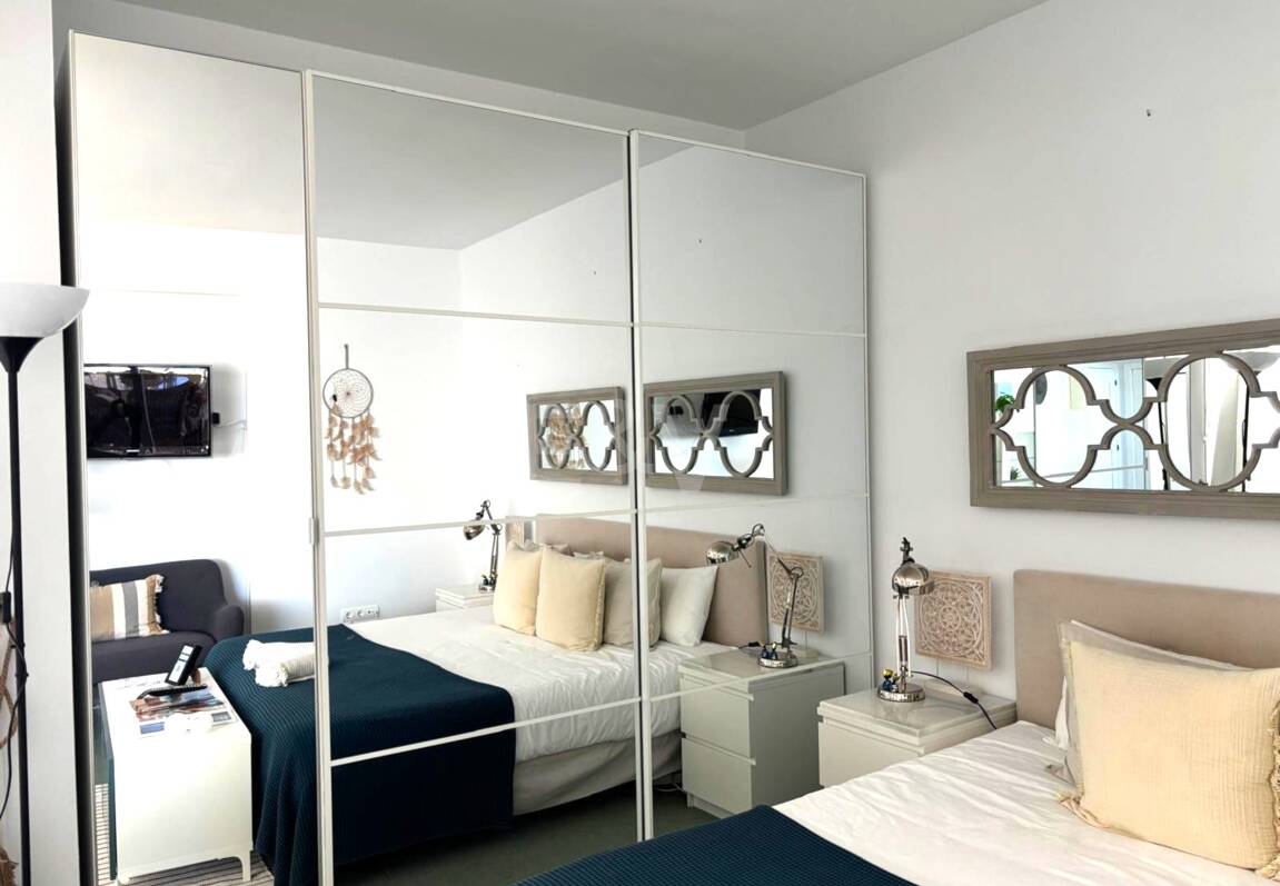 Exklusives Studio auf der Strandseite von Elviria mit Panoramablick aufs Meer und unschlagbarer Lage für Ferienvermietung. Verfügbar ab Juni 2026