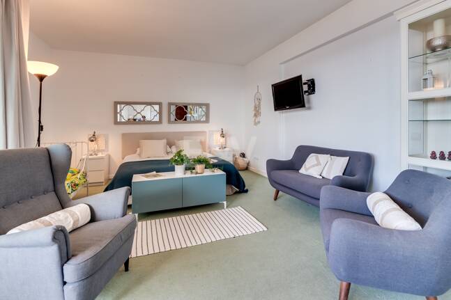 Exklusives Studio auf der Strandseite von Elviria mit Panoramablick aufs Meer und unschlagbarer Lage für Ferienvermietung. Verfügbar ab Juni 2026