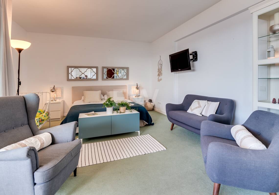 Estudio exclusivo junto a la playa de Elviria con vistas al mar. Ubicación inmejorable.