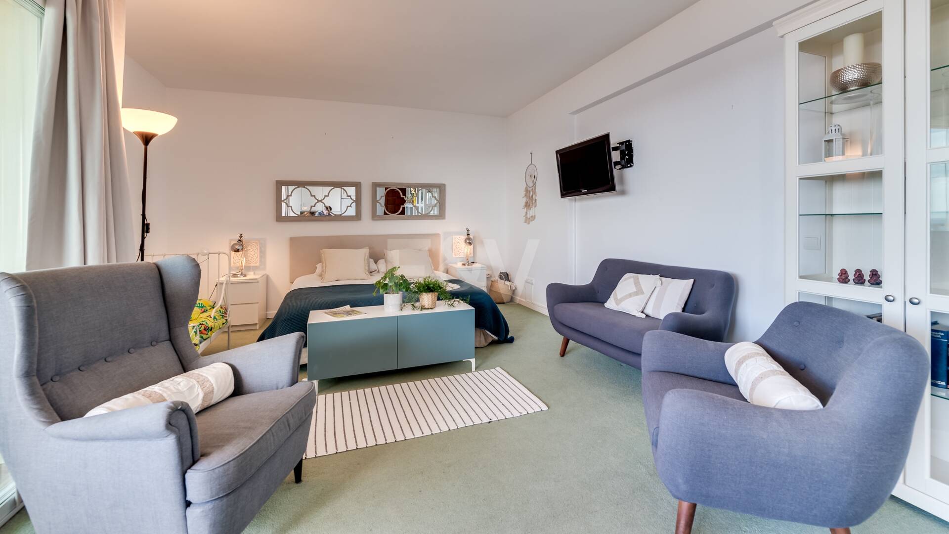 Exklusives Studio auf der Strandseite von Elviria mit Panoramablick aufs Meer und unschlagbarer Lage für Ferienvermietung. Verfügbar ab Juni 2026