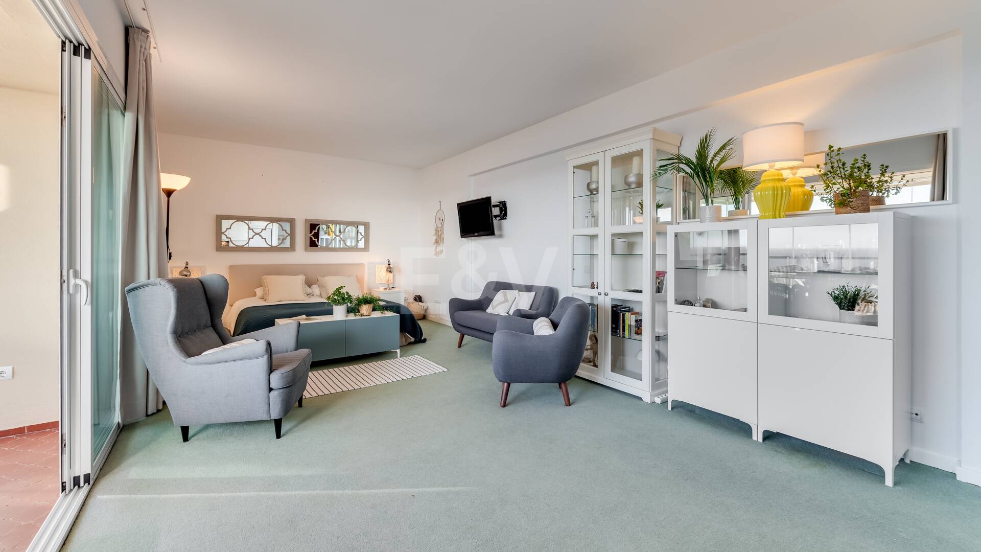 Exklusives Studio auf der Strandseite von Elviria mit Panoramablick aufs Meer und unschlagbarer Lage für Ferienvermietung. Verfügbar ab Juni 2026