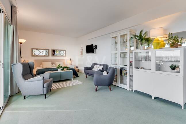 Exklusives Studio auf der Strandseite von Elviria mit Panoramablick aufs Meer und unschlagbarer Lage für Ferienvermietung. Verfügbar ab Juni 2026