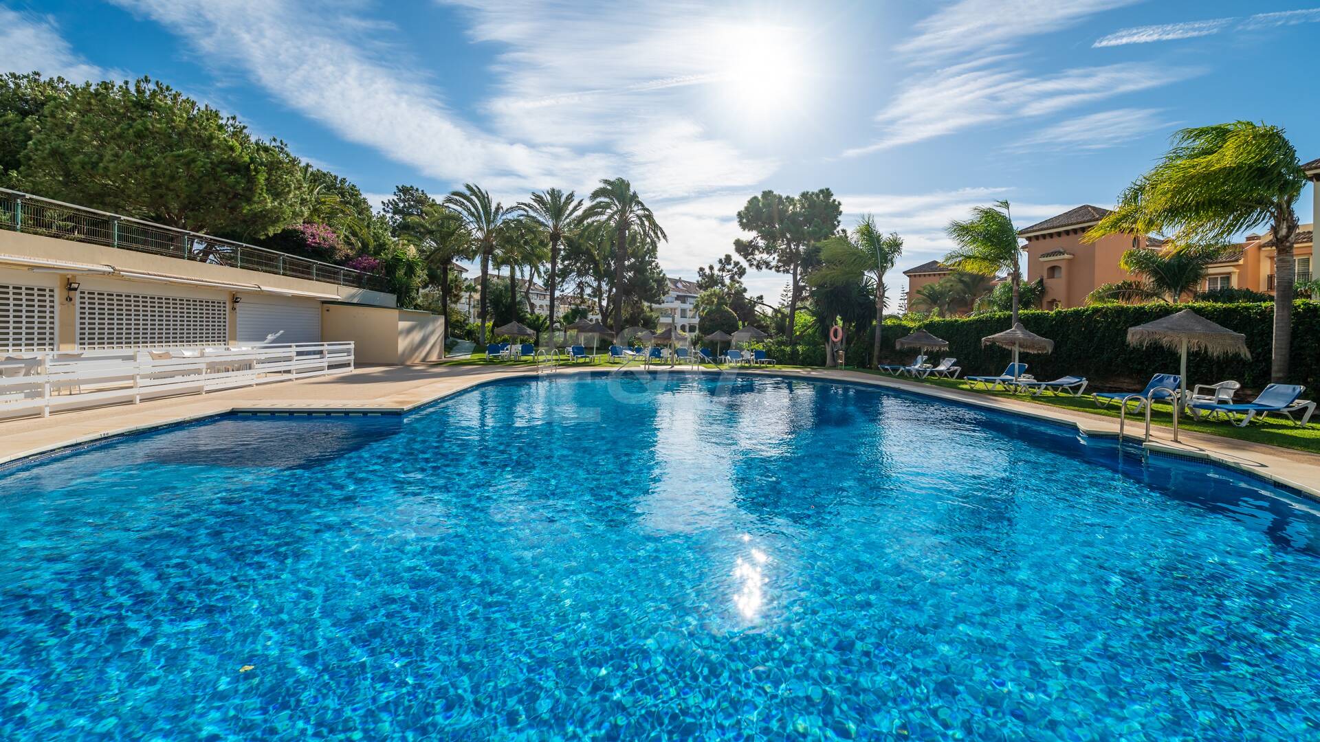 Exklusives Studio auf der Strandseite von Elviria mit Panoramablick aufs Meer und unschlagbarer Lage für Ferienvermietung. Verfügbar ab Juni 2026